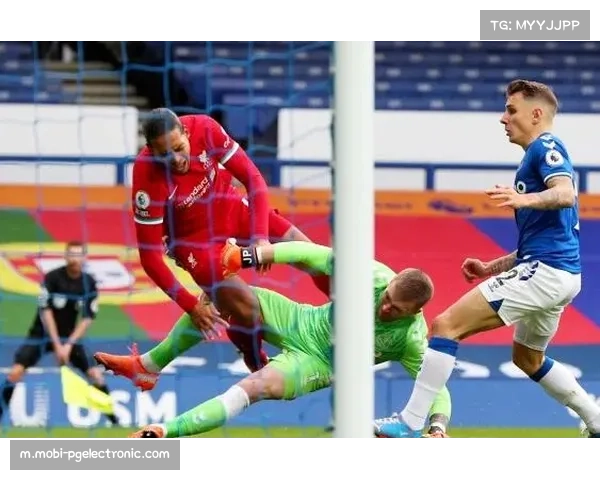 维尼修斯膝盖撞击门将面部未判犯规 裁判专家一致认为应吹罚